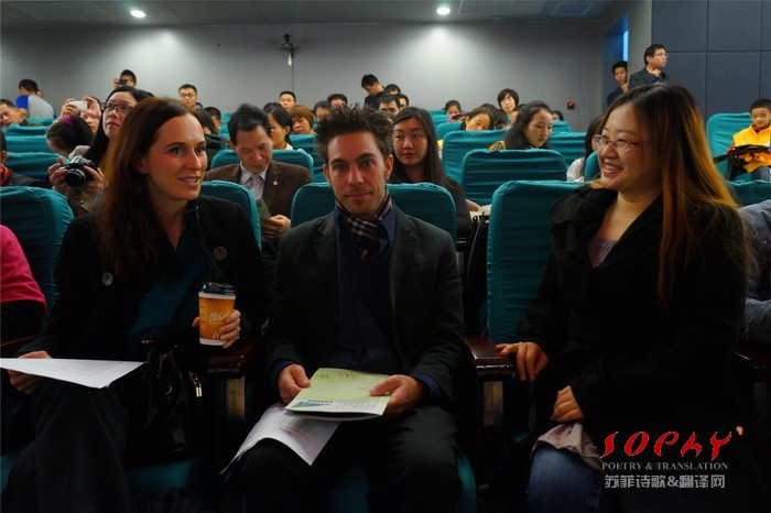 女诗人苏菲参加首届中国（宝安）国际诗歌论坛,担任诗歌交流口译
