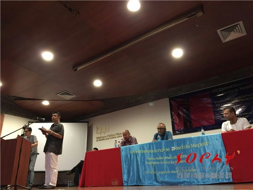 中国诗人杨克在先锋图书馆朗诵进行中