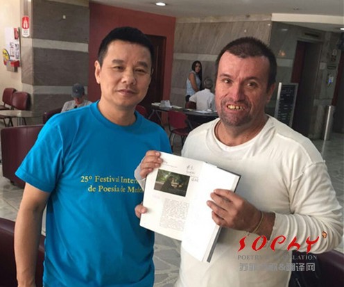 老外听众追到酒店请杨克签名